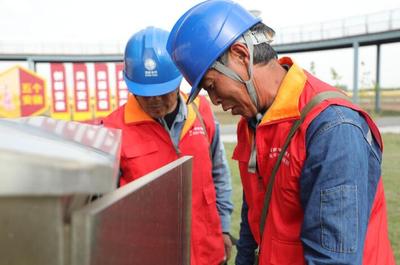 8月22日,国网濉溪县供电公司皖美党员服务队为五沟镇高标准农田灌溉检查用电设施。 赵逸伦摄